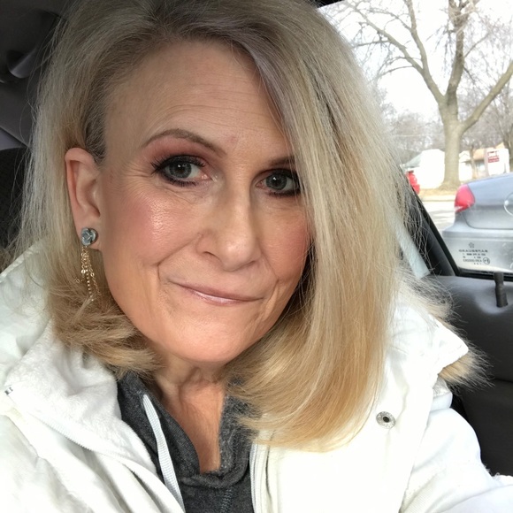 Meet your Posher, Beth - Picture 2 of 2